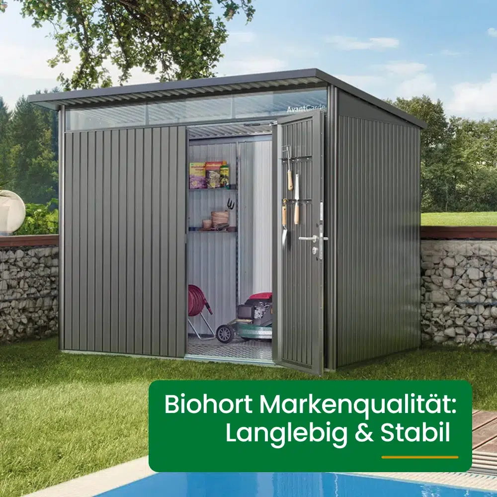 Ein graues Gartenhaus mit offenem Tür, im Inneren Regale mit Gartengeräten und Zubehör