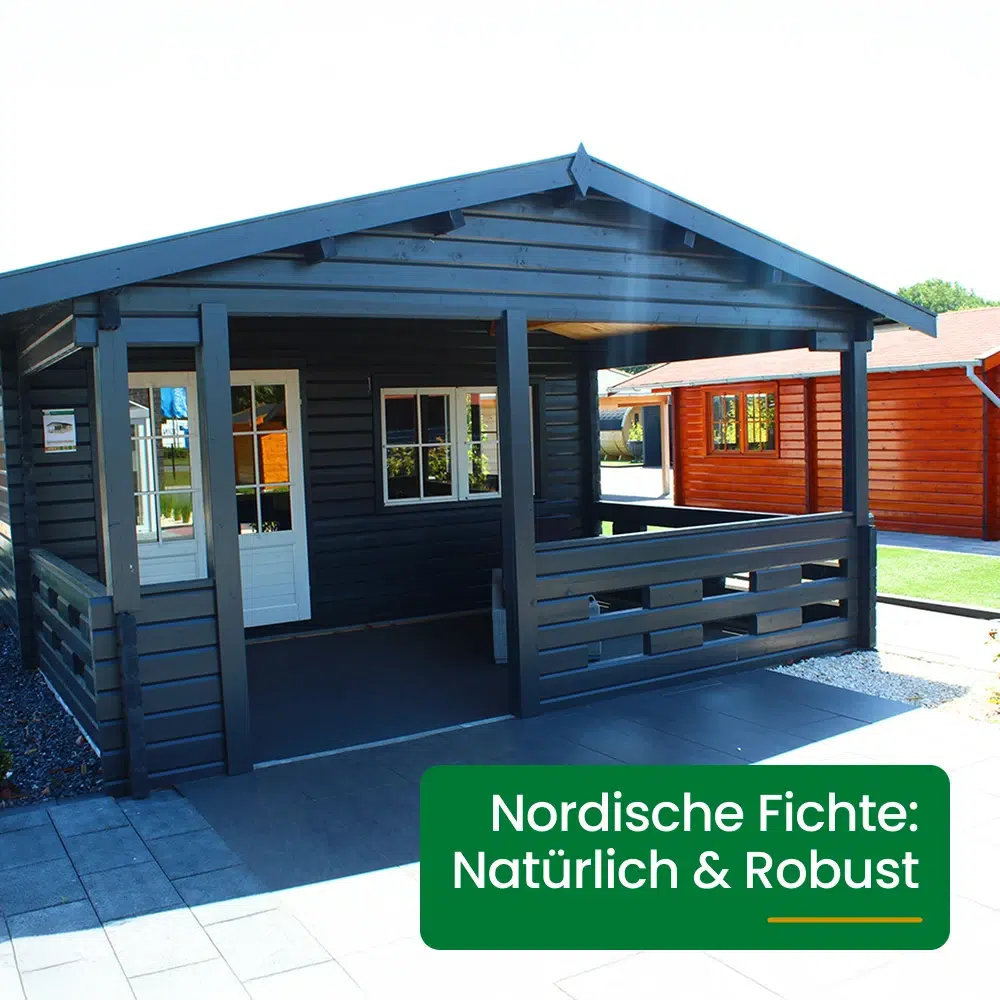 Ein dunkles Holzhaus mit Veranda und weißen Fenstern steht auf hellem Steinboden