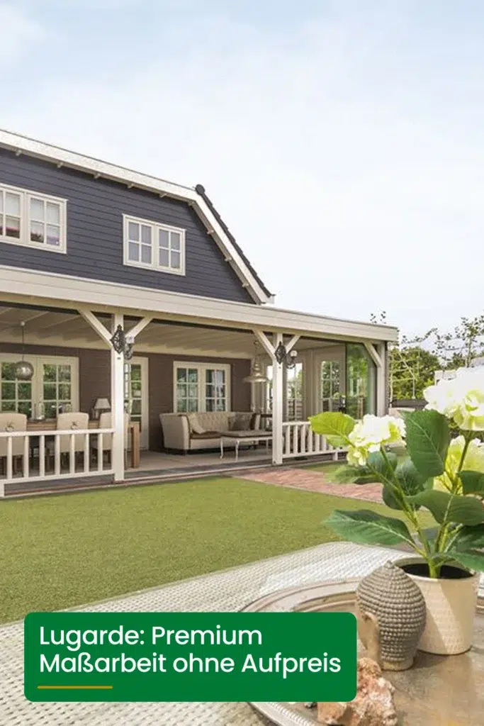 Modernes Haus mit überdachter Terrasse, stilvolle Gartenmöbel und blühende Pflanzen