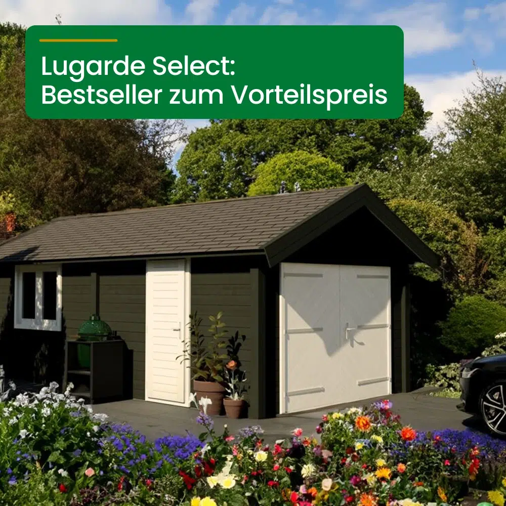 Ein Gartenhaus mit dunklen Wänden und weißen Türen steht hinter bunten Blumen im Sonnenschein
