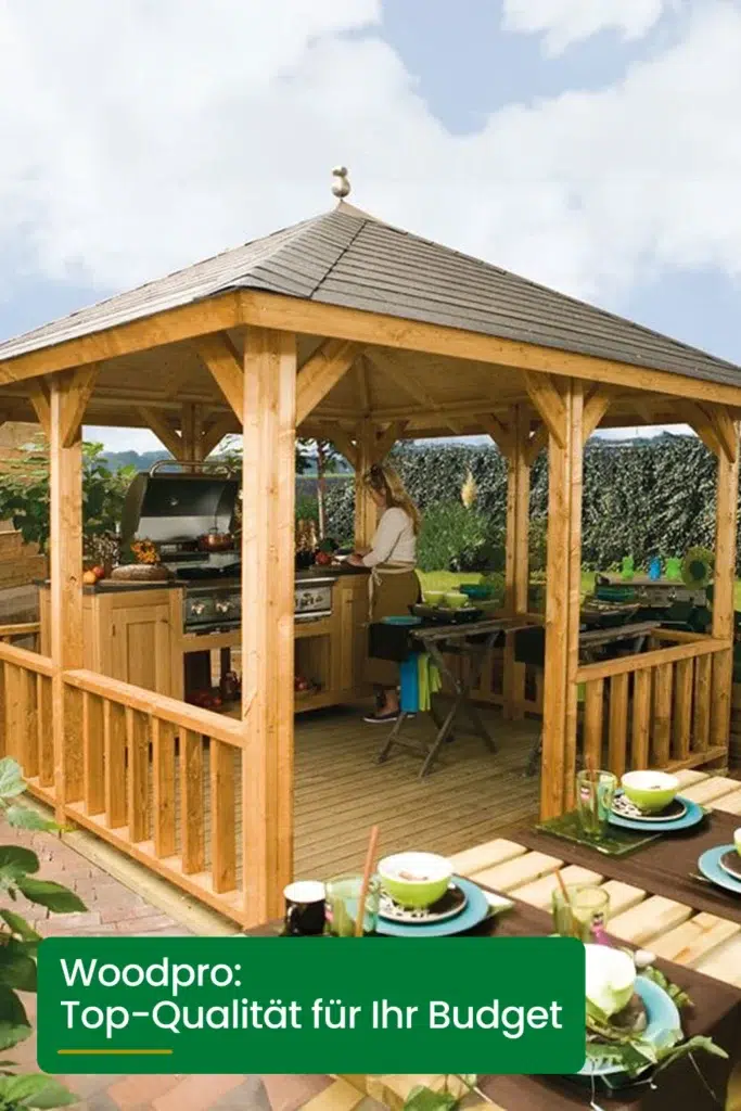 Eine Frau mit blondem Haar grillt lächelnd in einem hölzernen Pavillon bei Tag